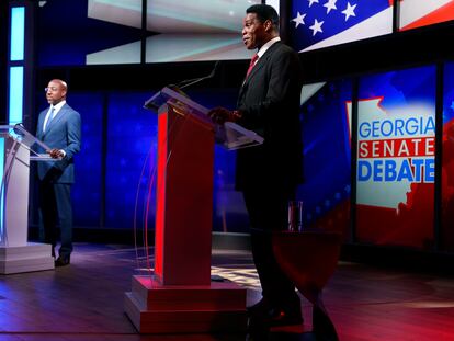 Fotografía cedida por The Hill-Nexstar que muestra a los candidatos al Senado de Georgia, el actual senador Raphael Warnock (izquierda) y el republicano Herschel Walker, durante su participación en el debate celebrado este viernes en Savannah.