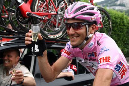 Iván Basso brinda con champán por su victoria con el director de su equipo, Bjarne Rijs.