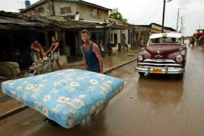Un cubano traslada parte de sus pertenencias ante la llegada del huracán Wilma a la localidad de Batabano, en el oeste de Cuba.