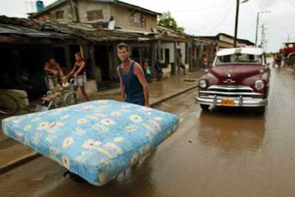 Un cubano traslada parte de sus pertenencias ante la llegada del huracán Wilma a la localidad de Batabano, en el oeste de Cuba.