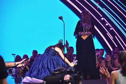 Camila Cabello acepta el premio al video del año que le entrega Madonna durante los MTV Video Music Awards 2018.