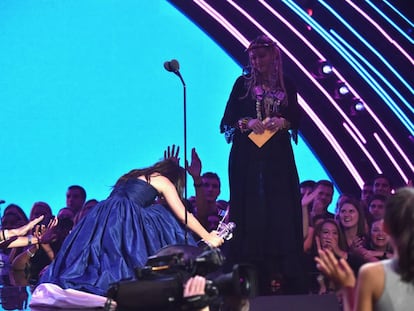 Camila Cabello acepta el premio al video del año que le entrega Madonna durante los MTV Video Music Awards 2018.