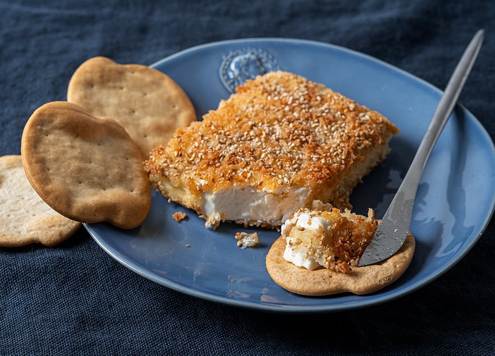 Saganaki de feta con sésamo