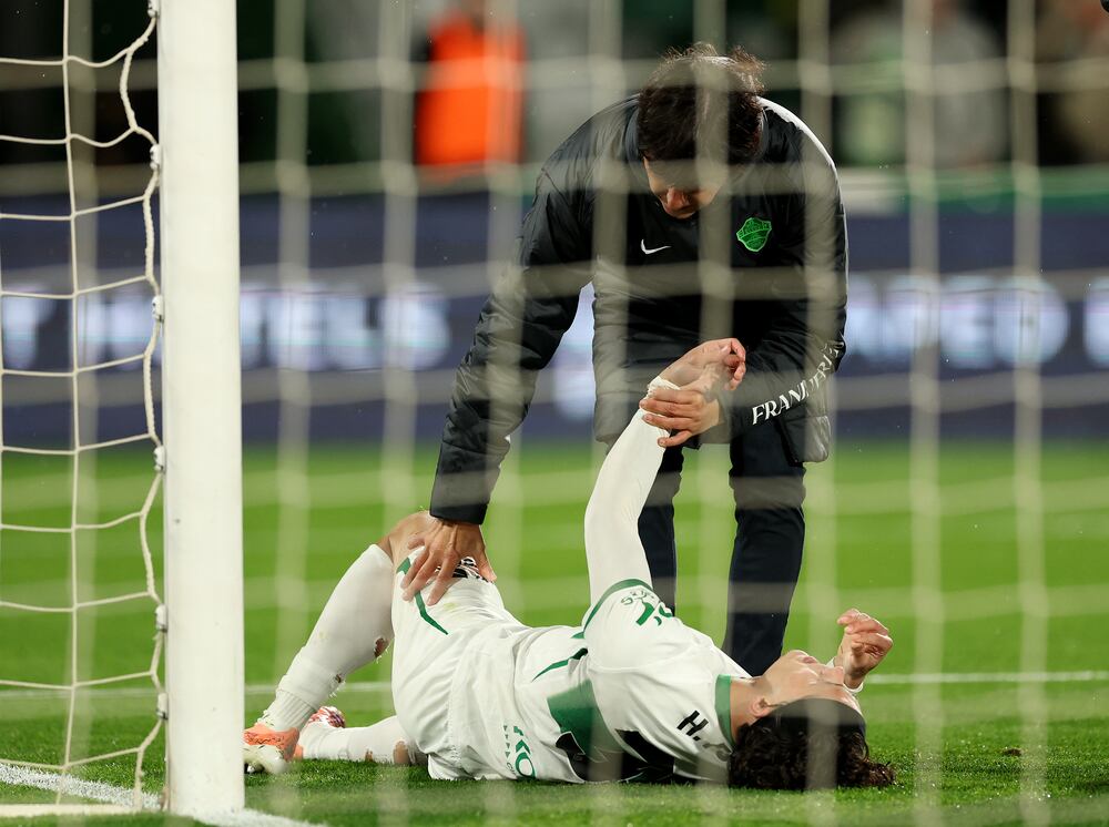 Héctor Fort, el futbolista del Elche que se lesionó al celebrar el gol ...