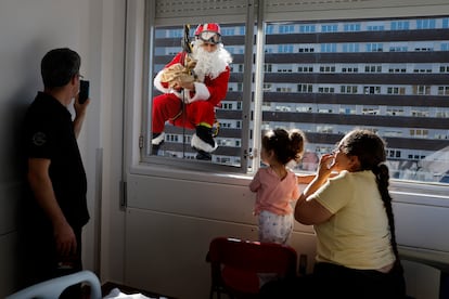 Visita de Papá Noel a los niños ingresados en Hospital Germans Trias de Badalona.