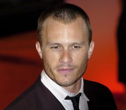 El actor de 'Brokeback Mountain' y 'El caballero oscuro' falleció tras una sobredosis de medicamentos recetados el 22 de enero de 2008, cuando tenía 28 años. Heath Ledger estaba interpretando a Tony en la película 'El imaginario del Doctor Parnassus', pero no había completado la mitad del proyecto cuando falleció. Para poder terminar la película, el director Terry Gilliam contactó a los actores Jude Law, Colin Farrell y Johnny Depp para que completasen las escenas en las que aparecía el personaje de Ledger.