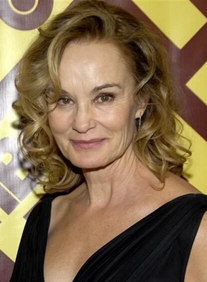 Jessica Lange ha sido hospitalizada tras una cada en su casa de Minnesota. La actriz, ganadora de un Oscar, se encontraba de vacaciones en su residencia cuando tropez y cay desde una escalera. El representante de Lange, de 59 a?os, ha entregado detalles del accidente y ha asegurado que la actriz se recuperar en corto plazo. "Se golpe las costillas, se quebr la clavcula y se hizo un peque?o corte en la frente. Sin embargo, se recuperar completamente y espera que se la d de alta de forma inminente".