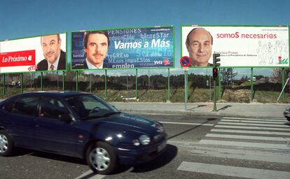 Joaquín Almunia, el aspirante del Partido Socialista, y Francisco Frutos, de Izquierda Unida, no fueron rivales para José María Aznar en las elecciones generales de 2000. El acuerdo que los dos partidos de izquierda tomaron poco antes de los comicios les pasó factura en las urnas y disparó a la agrupación de Génova hasta los 183 diputados (23 más que en 1996). El PP arriesgó lanzando más de un mensaje de fondo por detrás del <i>lema madre</i> de "Vamos a más". También conviene destacar cómo el azul empleado ya no es tan oscuro como en las campañas del PP a finales de los años ochenta. Es un cian más suave, que aporta una sensación más cercana y menos fría.