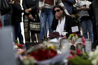 Una mujer llora durante un homenaje a David Bowie en Los Ángeles (EE UU).