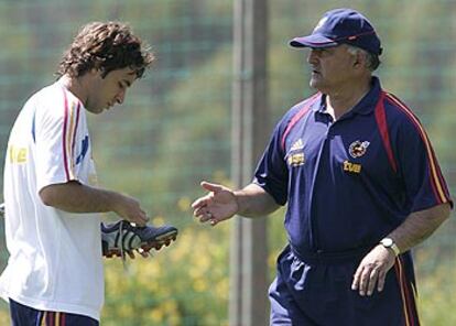 Iñaki Sáez conversa con Raúl, el capitán español, durante el entrenamiento de ayer.