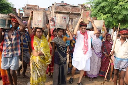 Los dalits cargan con los excrementos que recogen sobre sus cabezas.