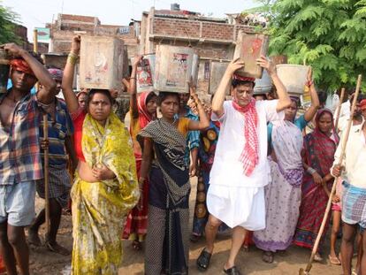 Los dalits cargan con los excrementos que recogen sobre sus cabezas.