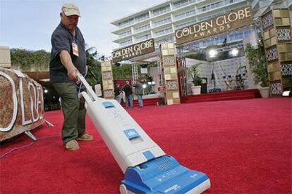 Un operario pasa la aspiradora por la alfombra roja durante los últimos retoques a la gala de los Globos de Oro.