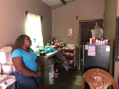 Vilma Barcelona en entrevista con EL PAÍS apoyada en una de las cocinas de gas que recibió en concepto de ayuda oficial en su casa de la colonia Rivera Hernández de San Pedro Sula, Honduras.