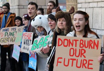 Jóvenes se manifiestan este viernes en el centro de Kiev durante la huelga escolar convocada por el movimiento "Jóvenes por el Clima" en todo el mundo para exigir a los políticos que adopten medidas en la lucha contra el cambio climático.EFE/ Stepan Franko