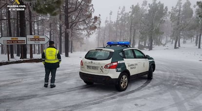 La Guardia Civil cierra una carretera en Las Palmas de Gran Canaria.