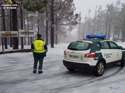 La Guardia Civil cierra una carretera en Las Palmas de Gran Canaria.