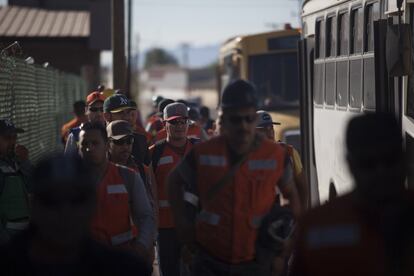 Mineros viajan en autobús rumbo al primer turno de trabajo de la minera. 
