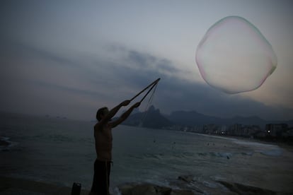 hombre hace burbujas gigantes en la playa de Ipanema en Río de Janeiro (Brasil).
