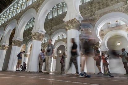 Pilares octogonales y arcos de herradura en la sinagoga de Santa María la Blanca de Toledo, de estilo mudéjar, cuyo origen se remonta al siglo XII. 
 