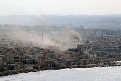 Una columna de humo se eleva desde el barrio Al Ramel de Lataki, donde se encuentra un campo de refugiados palestinos
