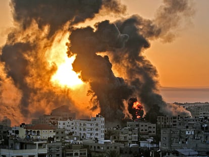 Várias colunas de fumaça sobem sobre Khan Younis, na Faixa de Gaza, depois de um bombardeio da aviação israelense, na quarta-feira. Em vídeo, destroços em Gaza vistos de um drone.