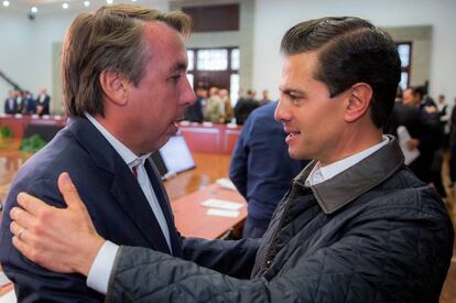 Emilio Azc&aacute;rraga, CEO de Televisa, y el presidente Enrique Pe&ntilde;a Nieto, en Los Pinos.