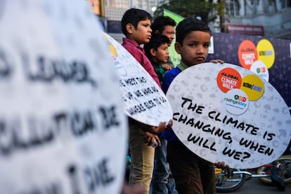 Niños participan en la manifestación contra el cambio climático en Nueva Delhi (India).