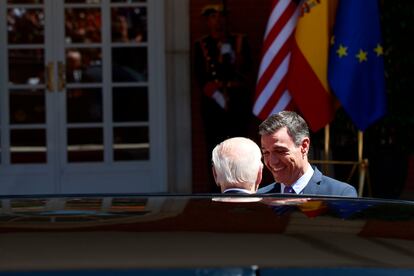 El presidente de Estados Unidos, Joe Biden, saluda al presidente del Gobierno español, Pedro Sánchez, este martes a su llegada a La Moncloa.