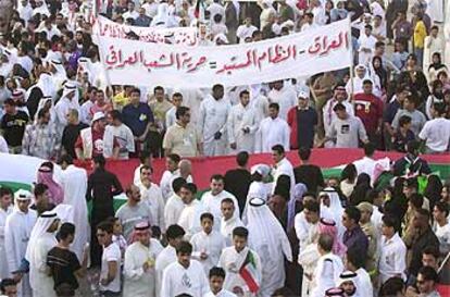 Ciudadanos kuwaitíes despliegan pancartas en favor de la guerra en una manifestación el jueves en Kuwait.