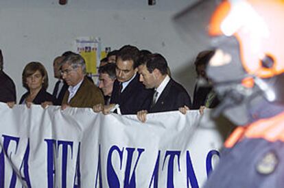 El <b></b><i>lehendakari,</i> Juan José Ibarretxe, conversa con el el líder socialista, José Luis Rodríguez Zapatero, durante la manifestación de anoche en Orio.