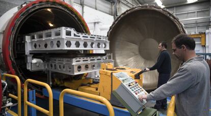 Autoclave para la fabricación de componentes en la fábrica de Aciturri en Tres Cantos (Madrid).