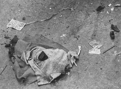 Entre los momentos más duros para un fotógrafo están los atentados terroristas. El 25 de abril de 1986 ETA asesinó a cinco guardias civiles en Madrid. El cadáver de uno de ellos yace bajo una manta, con el tricornio encima.