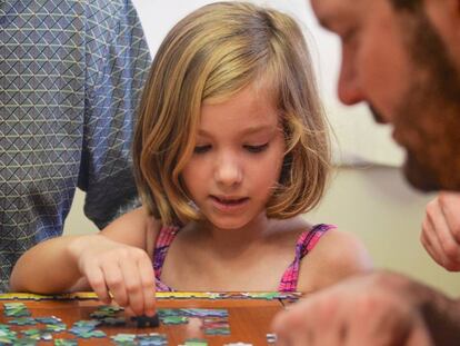 Un niña juega con puzzles. 