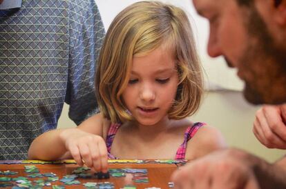 Un niña juega con puzzles. 