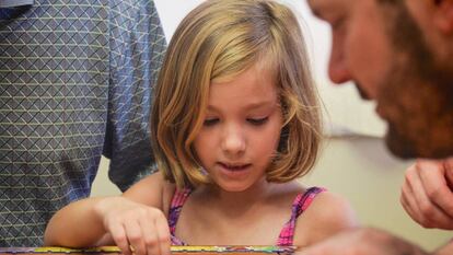 Un niña juega con puzzles. 