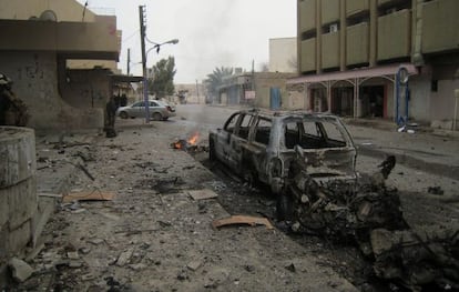 Milicianos curdos protegem hotel de Kirkuk depois do ataque do EI.