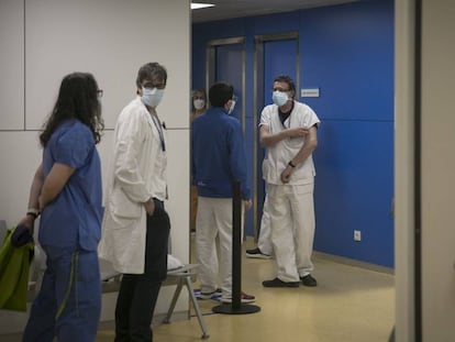 Els sanitaris fan cua per rebre la vacuna contra la covid-19 a l'Hospital Vall d'Hebron.