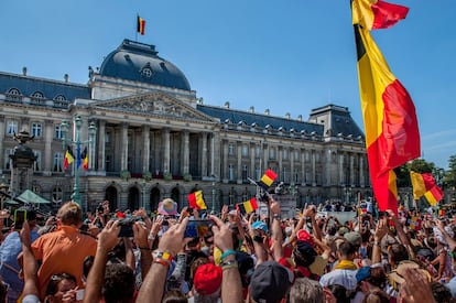 Los alrededores del Palacio Real, repletos de gente ondeando banderas y fotografiando a los nuevos monarcas.