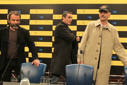 El cineasta mexicano Felipe Cazals (con gorra), en la rueda de prensa que dio anteayer en el Zinemaldia. Junto a él, dos de los intérpretes de <i>Chicogrande:</i> Damián Alcazar (a la izquierda) y Daniel Martínez.