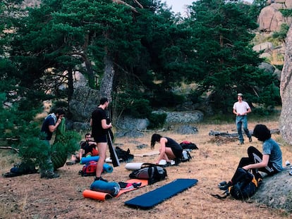 Carmen Vega y sus amigos se preparan para pasar la noche al raso en la sierra de Guadarrama (Madrid).