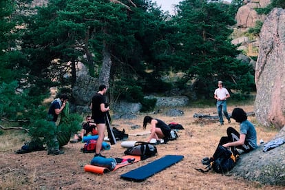 Carmen Vega y sus amigos se preparan para pasar la noche al raso en la sierra de Guadarrama (Madrid).