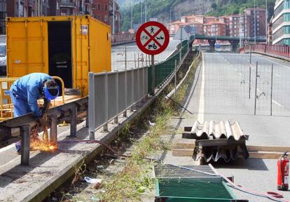 Trabajos de la demolición del viaducto Sabino Arana de la anterior entrada y salida a Bilbao.