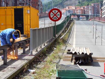 Trabajos de la demolición del viaducto Sabino Arana de la anterior entrada y salida a Bilbao.