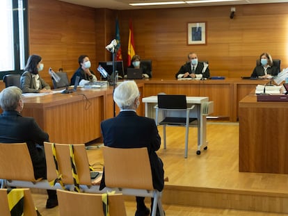 Los exdirectivos de Escal, Recadero del Potro y José Luis Martínez Dalmau, en el banquillo de la Audiencia de Castellón.