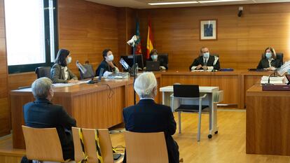 Los exdirectivos de Escal, Recadero del Potro y José Luis Martínez Dalmau, en el banquillo de la Audiencia de Castellón.