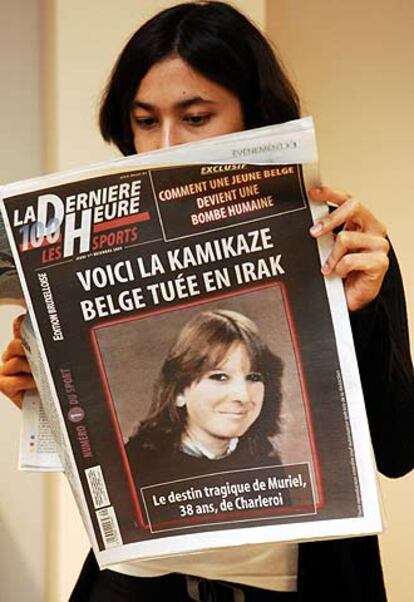 Una mujer lee un diario con la foto de la <i>kamikaze</i> belga.