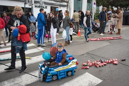 Los niños participan en un concurso en el que presentan creaciones de coches, aviones o barcos hechos con latas que reciclan durante semanas. 