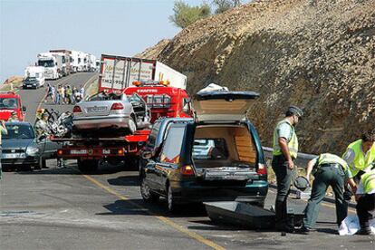 Lugar del accidente en el que tres personas han muerto al colisionar su turismo con un camión en Sarrión (Teruel).