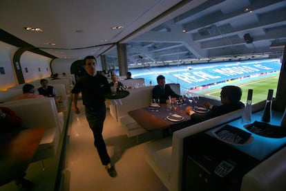 También en los años 2000, las obras de remodelación incluyeron la creación del Museo Blanco y la nueva tienda. En la imagen, el Real Café Bernabéu, restaurante del estadio Santiago Bernabéu.